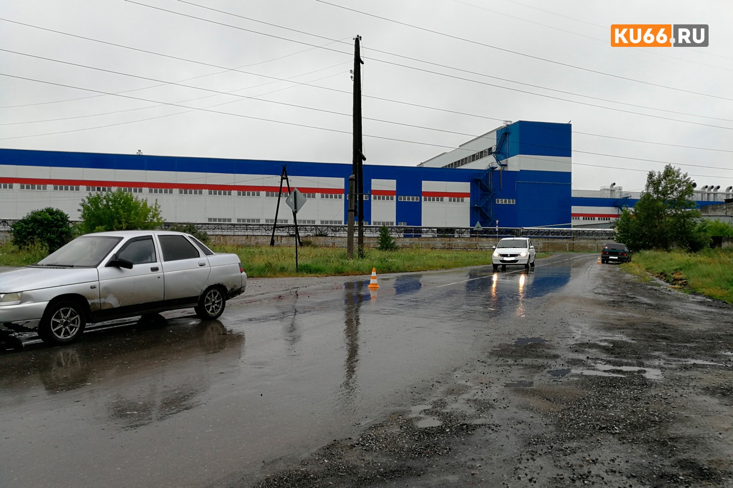 В Каменске-Уральском лошадь устроила ДТП на улице Декабристов – «сивка» покорежил два автомобиля и скрылся...