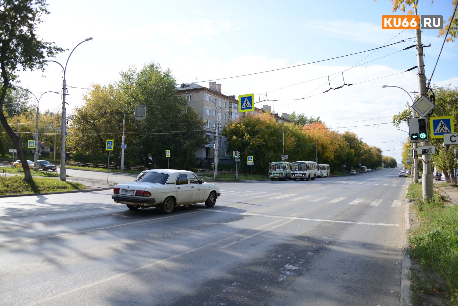 Новая работа светофора на перекрестке Алюминиевая — Калинина в Каменске! Встречный поток пропускать не нужно — едем по зеленой стрелке