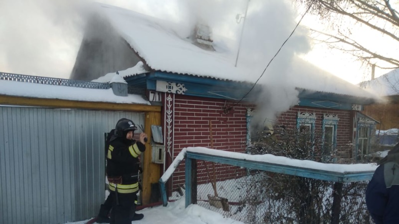 Огнеборцы и добровольцы тушили пожар в жилом доме в селе под Каменском-Уральским – справились меньше чем за час!
