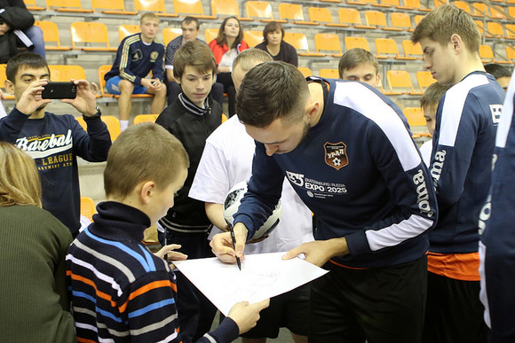Футбольная встреча: профессионалы и болельщики