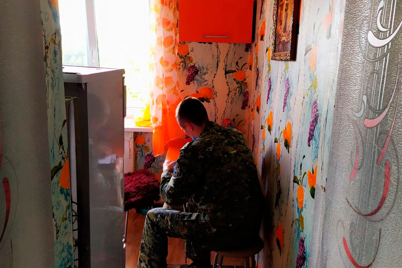 Во время конфликта дважды ударил ножом и скрылся. Жителя Каменска-Уральского задержали по подозрению в убийстве сожительницы