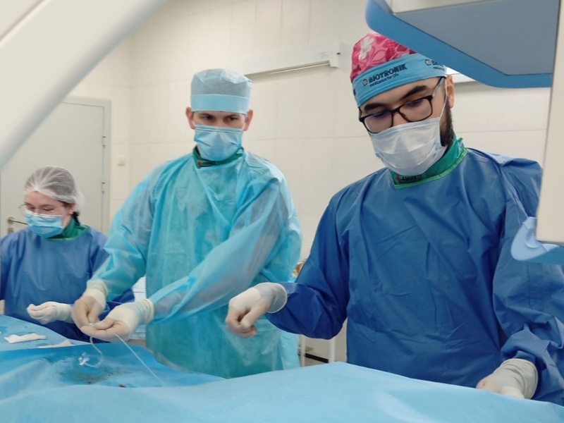«Если бы он опоздал, ногу пришлось бы ампутировать» — врачи Каменска-Уральского применили уникальную методику | В Каменске-Уральском врачи внедрили технологию атерэктомии и спасли ногу пациенту