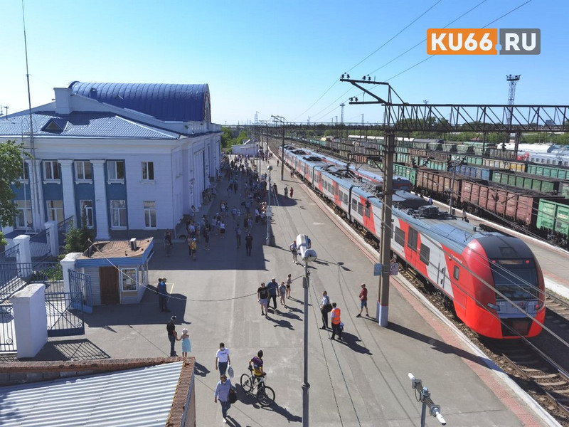 Люди стоят на жаре в ожидании поезда Победы на вокзале в Каменске-Уральском, а он приедет по-московскому времени. Внутрь никого не пустят!