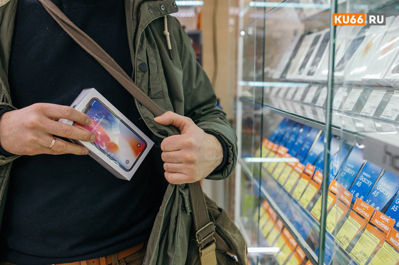 Похитителя дорогого смартфона полицейские задержали через день после грабежа, совершенного ночью у ТЦ по пр. Победы в Каменске-Уральском