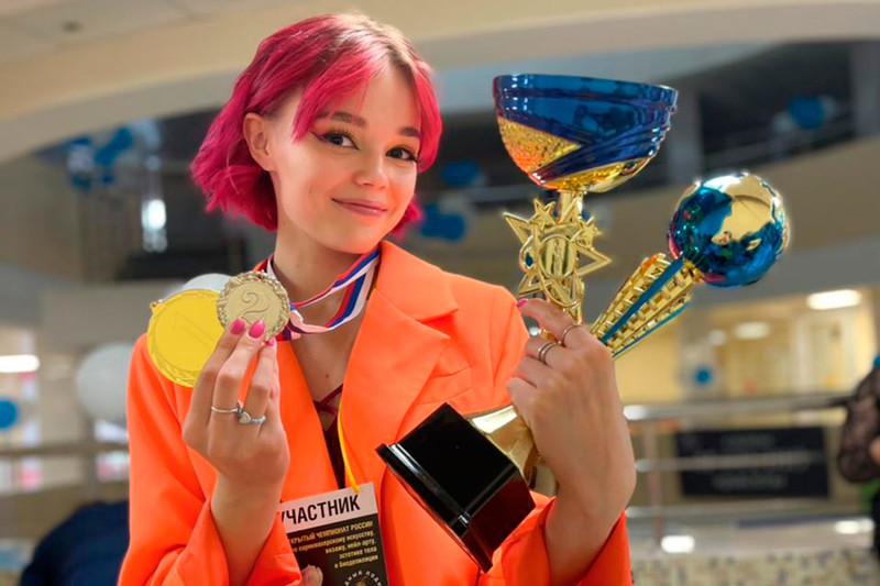 Девушка-студентка из Каменска-Уральского на чемпионате России по парикмахерскому искусству в Петербурге победила в двух номинациях