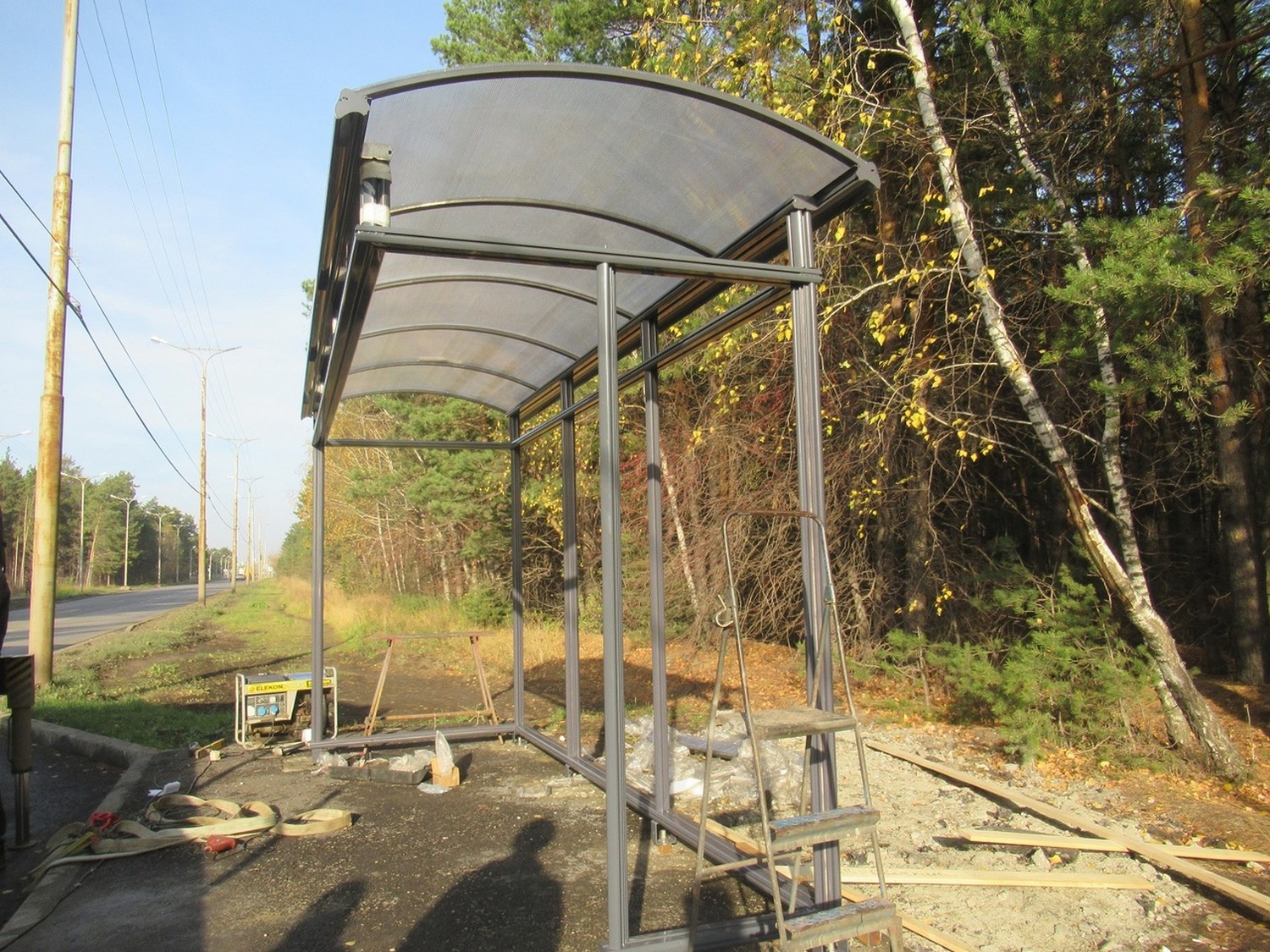 В Каменске-Уральском монтируют два современных остановочных комплекса на улице Рябова. Закончить работу обещают до конца октября