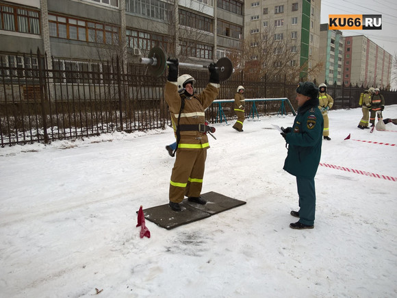 Оригинальный кроссфит от спасателей из Каменска-Уральского. В программе: метание мешков с песком и удары кувалдой по колесам