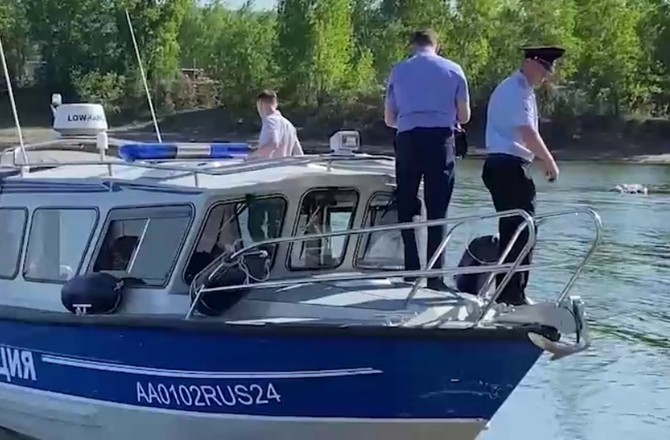 Полицейский катер насмерть задавил купающегося в Енисее