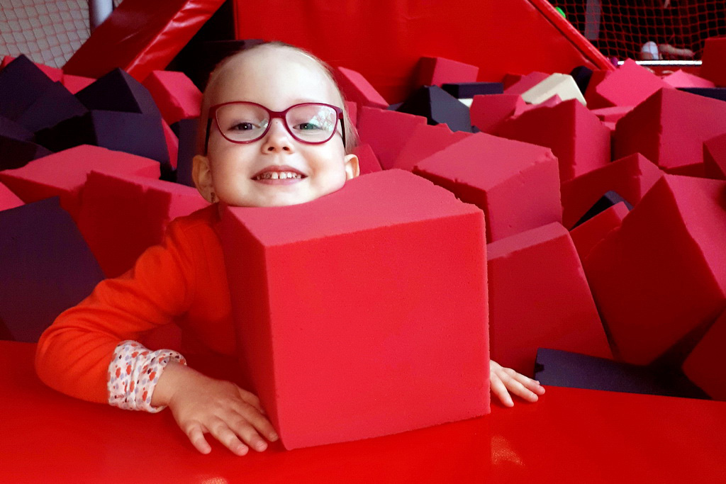 В День народного единства жители Каменска-Уральского помогут девочке Ане — у нее ДЦП и проблема с равновесием, она не может сидеть