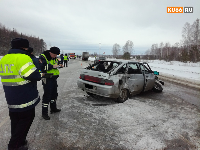На трассе под Каменском-Уральским в лобовом столкновении сошлись ровесники на ВАЗ и Тойота Ленд Крузер. Инспекторы ищут очевидцев
