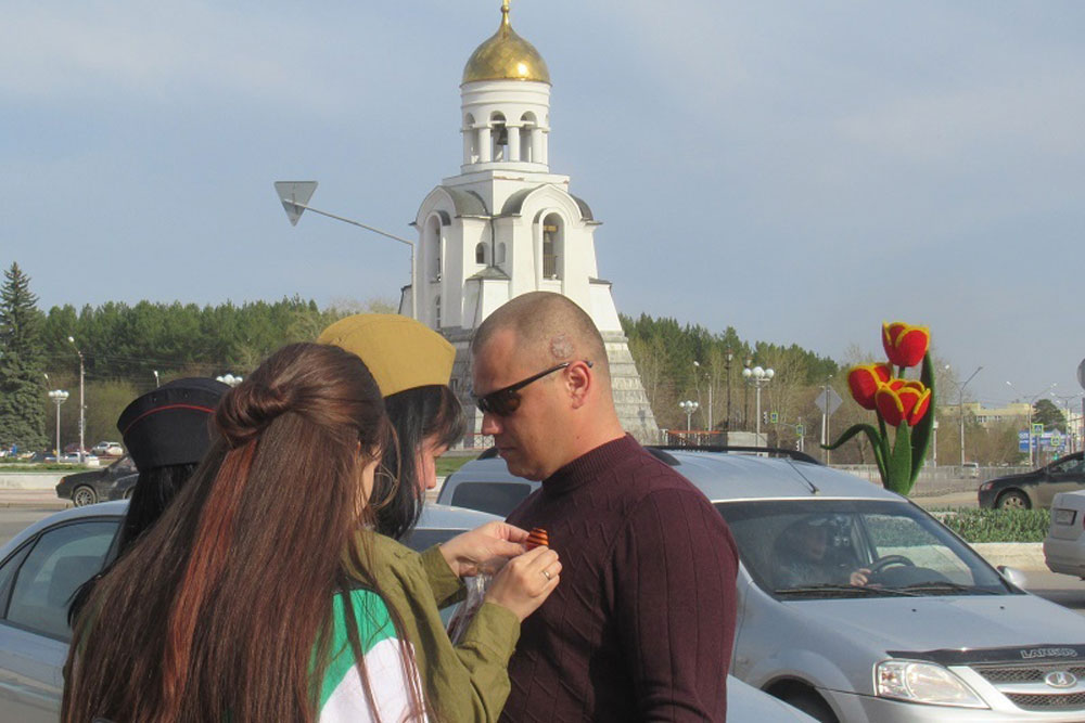 К памяти некоторые люди относятся не совсем бережно. Несмотря на это, за последние дни в Каменске-Уральском раздали 2000 Георгиевских лент