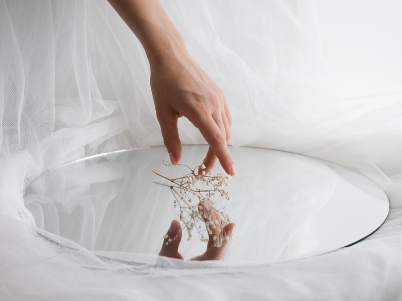 Не смотри в зеркало: народные приметы на Корнилов день 26 сентября | 26 сентября в России отмечают Корнилов день