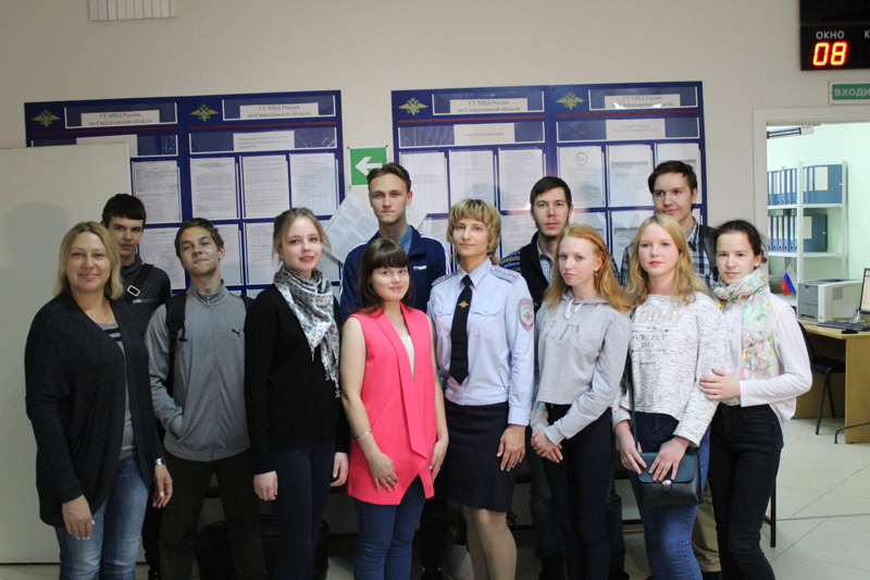 Школьникам и студентам Каменска-Уральского показали, где специалисты миграционной службы «штампуют» российские и загранпаспорта