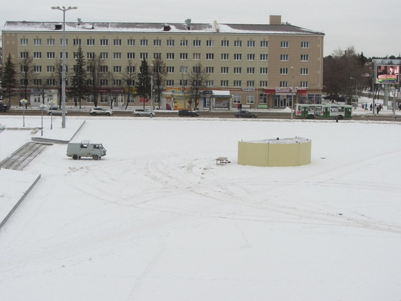 На главной площади Каменска-Уральского началось строительство ледового городка. Спецтехника работала до темноты...