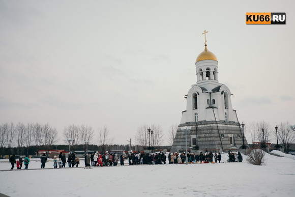 «По ощущениям, народу больше пришло, чем в Екатеринбурге»: сотни жителей Каменска-Уральского помянули погибших при пожаре в Кемерово. ФОТО