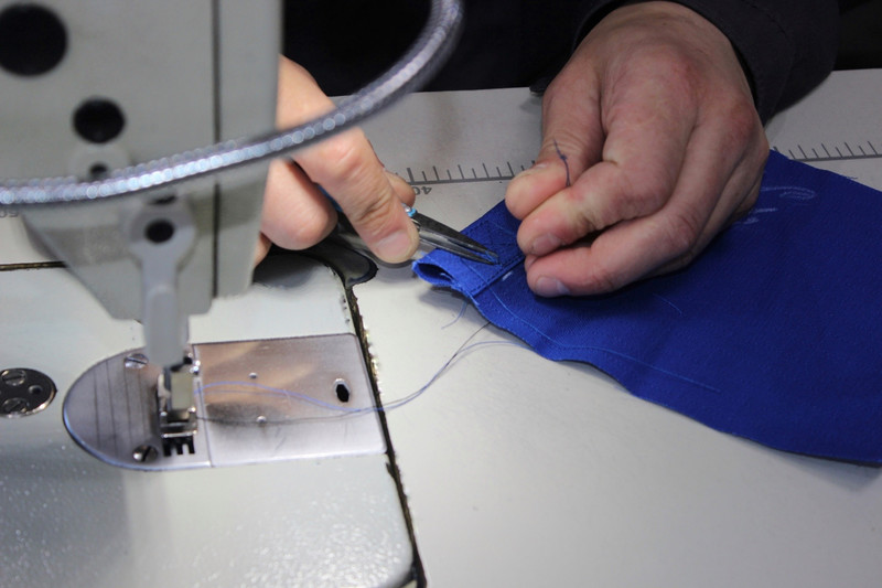 Заключенные колонии Каменска-Уральского до конца июля выполнят крупный и выгодный заказ — 4000 летних мужских костюмов на 3 млн рублей