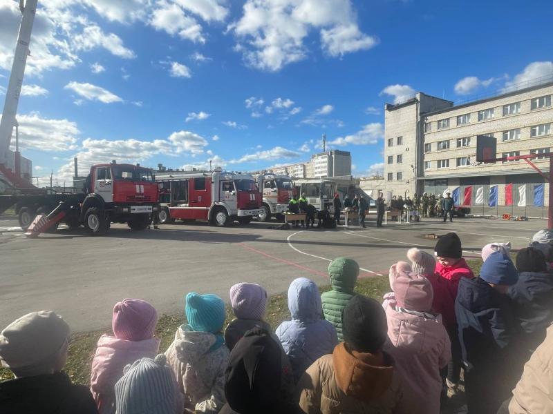 «Пожарная пена и противогазы»: школьникам Каменска-Уральского показали силу спасателей | В Каменске-Уральском прошло мероприятие для детей в рамках Месячника ГО