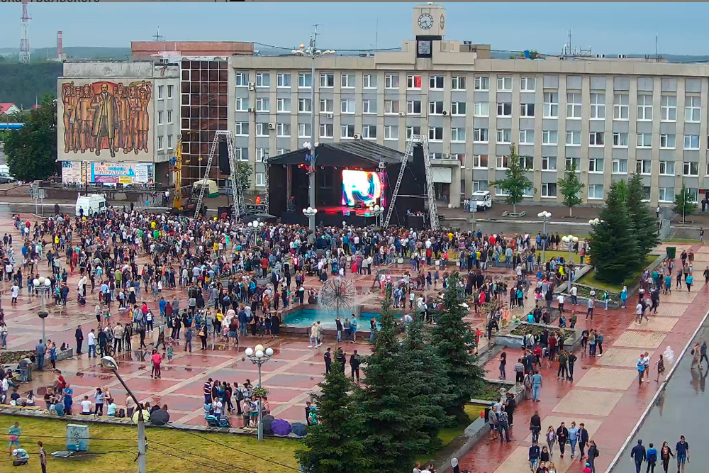 Два в одном: Каменск-Уральский празднует самый главный праздник. В центре города толпы людей. На Портале KU66.RU - онлайн репортаж!