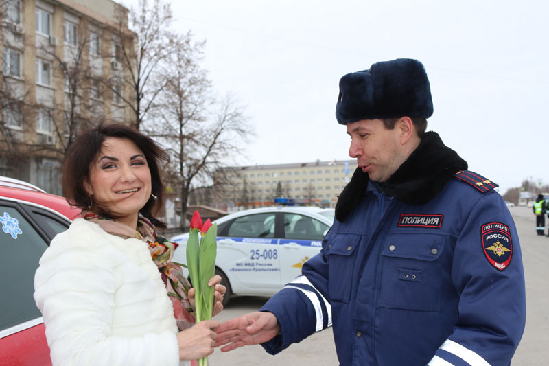«Цветы для автоледи». Не нарушая традиций. Именно 8 марта женщины-водители в Каменске-Уральском вновь получали поздравления