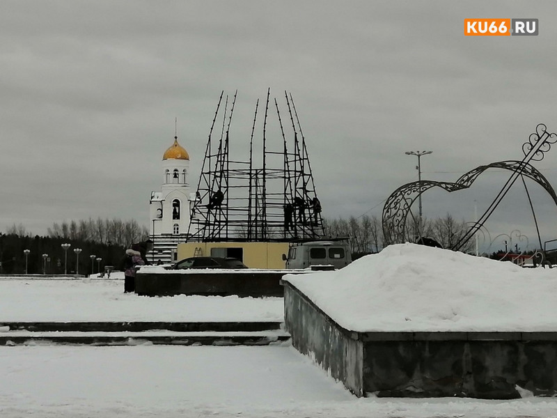 В парк Трубников привезли лед, а в центре идет монтаж елки: в Каменске начались работы по подготовке новогодних городков. Когда откроют? В парк Трубников привезли лед, а в центре идет монтаж елки: в Каменске начались работы по подготовке новогодних городков. Когда откроют?