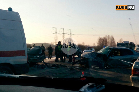 На трассе под Каменском-Уральским из-за серьезного ДТП образовалась пробка. ФОТО