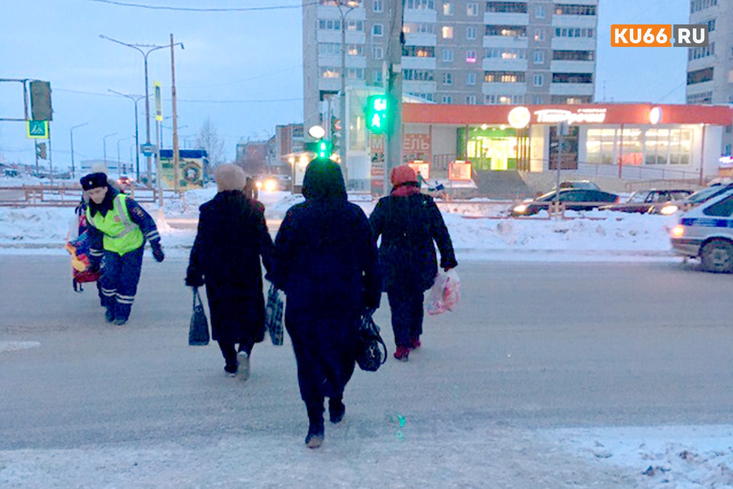 Мужской поступок! Как инспектор ГИБДД помог женщине перенести по пешеходнику на ул. Суворова в Каменске-Уральском санки с ребенком