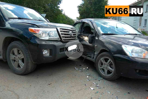 Две иномарки схлестнулись на перекрестке в Каменске-Уральском: водитель Mitsubishi Lancer так спешил, что не пропустил Land Cruiser