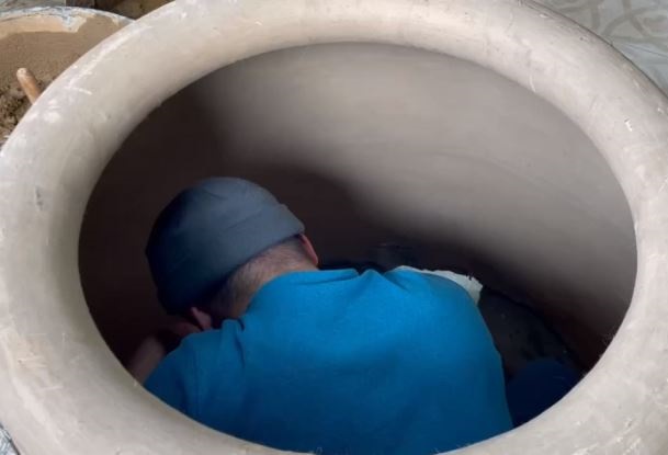 В Екатеринбурге торговец фаст-фудом спрятался от «ревизии» в тандыре