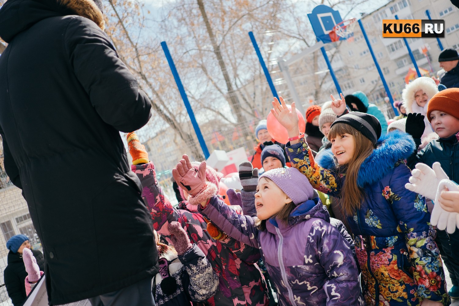 Получилось вернуть взрослых в детство: в Каменске семьи с малышней вышли гулять. Трансляцией Портала KU66.RU заинтересовались в Израиле!