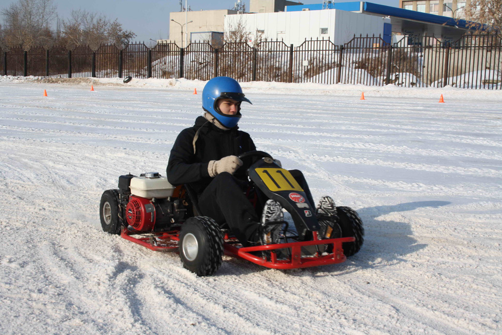 А ну-ка, парни! В Каменске-Уральском стартовали ежегодные соревнования среди молодежи – впереди стрельба, сборка автомата и гонки на картах!