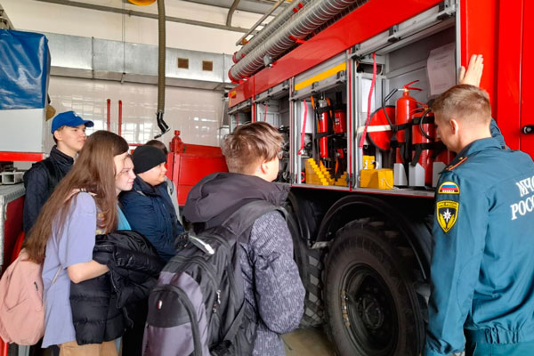 Каменские спасатели рассказали школьникам о ликвидаторах радиационных аварий