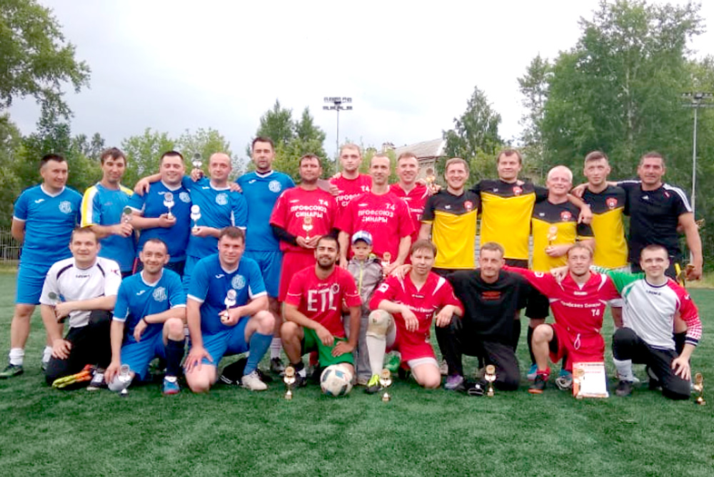 Победа с внушительным счетом: в Каменске в личном дерби определились чемпионы завода по футболу. Кто пришел к финалу без поражений?