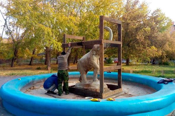 Любимого каменцами «Слоненка» «упаковали»: фонтан простоит в закрытой конструкции, сколоченной двумя неравнодушными людьми, до весны