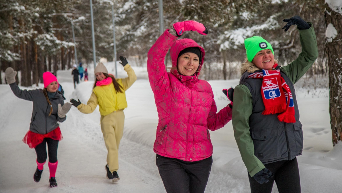 В Каменске-Уральском прошел «Яркий забег» к 8 Марта: на старт вышли 66 участниц | 66 участниц пробежали праздничный «Яркий забег» в Каменске-Уральском