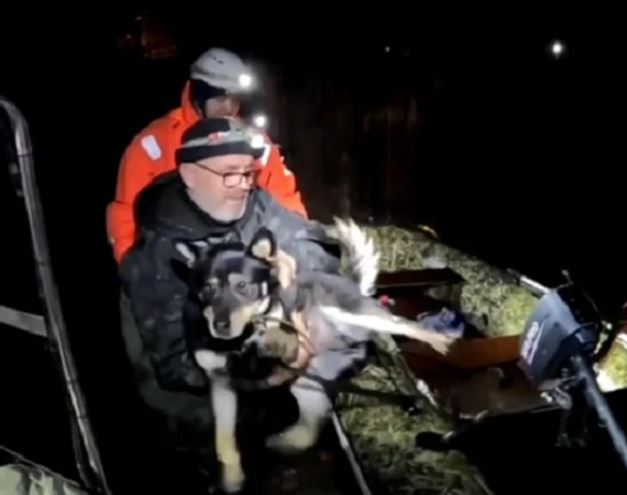 Сотрудники Свердловского МЧС спасли в Кургане мужчину и троих его собак | Свердловские спасатели вытащили из воды жителя Кургана и троих его собак 