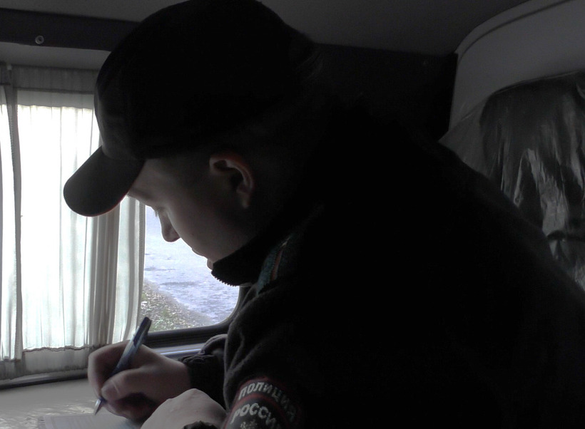 У каменца украли айфон и аудиоколонку, пока он выпивал на остановке с незнакомцем | В Каменске-Уральском у жителя украли вещи, пока он выпивал на улице