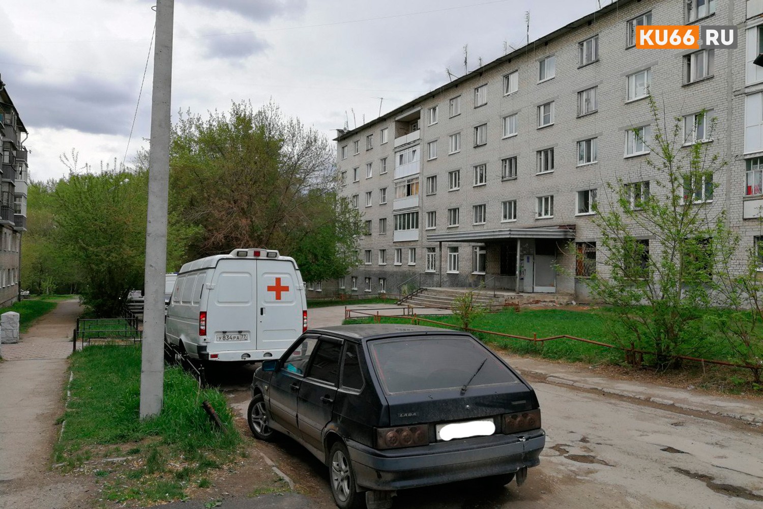 Медики и полиция прибыли к дому в Каменске-Уральском, где произошел конфликт с ножевым ранением. А там: «У нас претензий друг к другу нет» Медики и полиция прибыли к дому в Каменске-Уральском, где произошел конфликт с ножевым ранением. А там: «У нас претензий друг к другу нет»