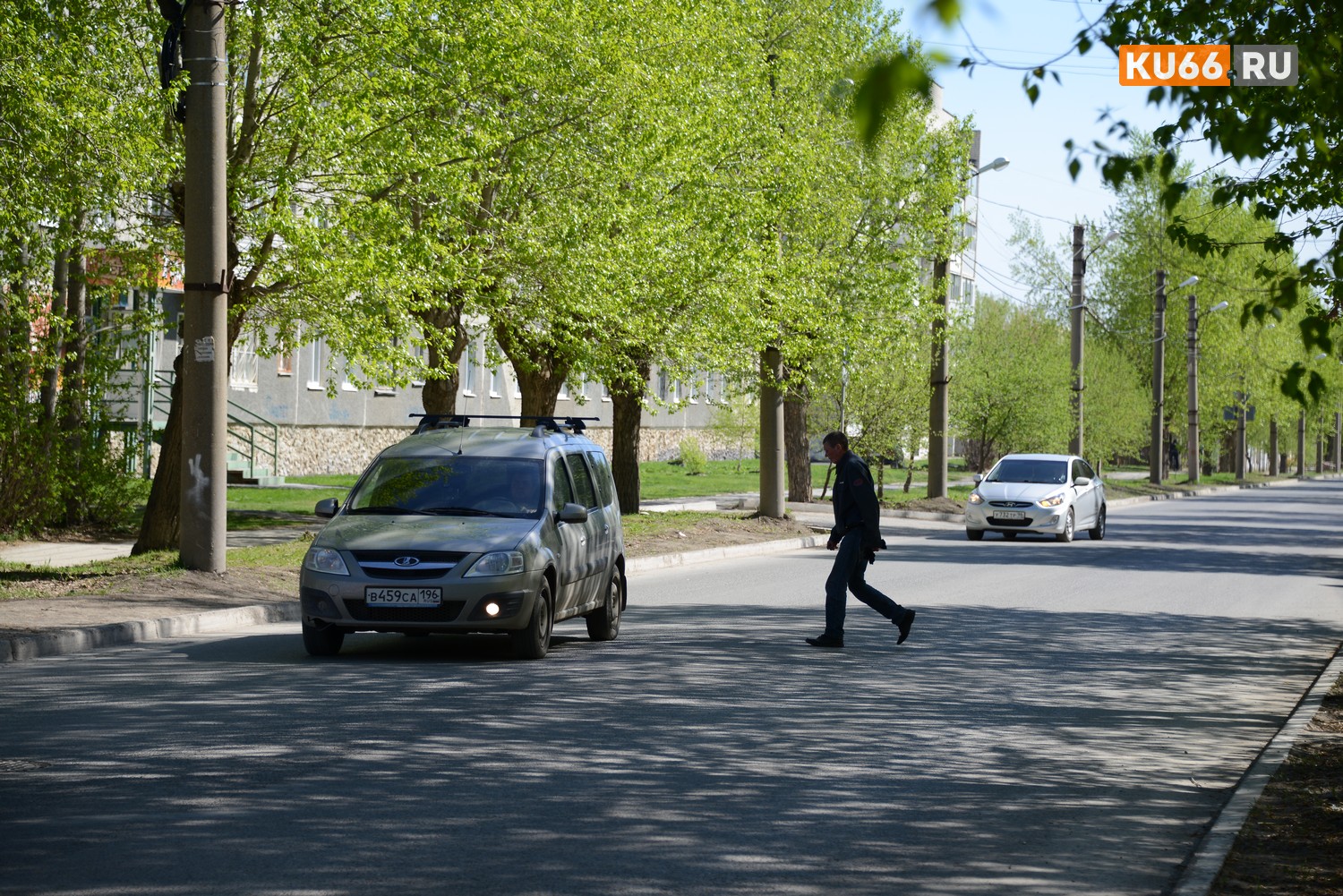 На улице Парковая в Каменске лучше держать ухо востро: после ремонта водители гоняют «с ветерком», а пешеходы кидаются под колеса...