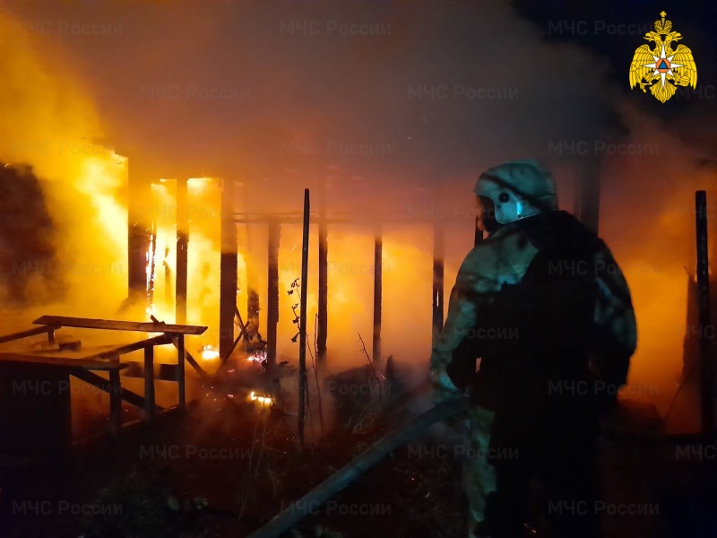 В Каменске-Уральском в пожаре сгорел садовый дом В Каменске-Уральском в пожаре сгорел садовый дом