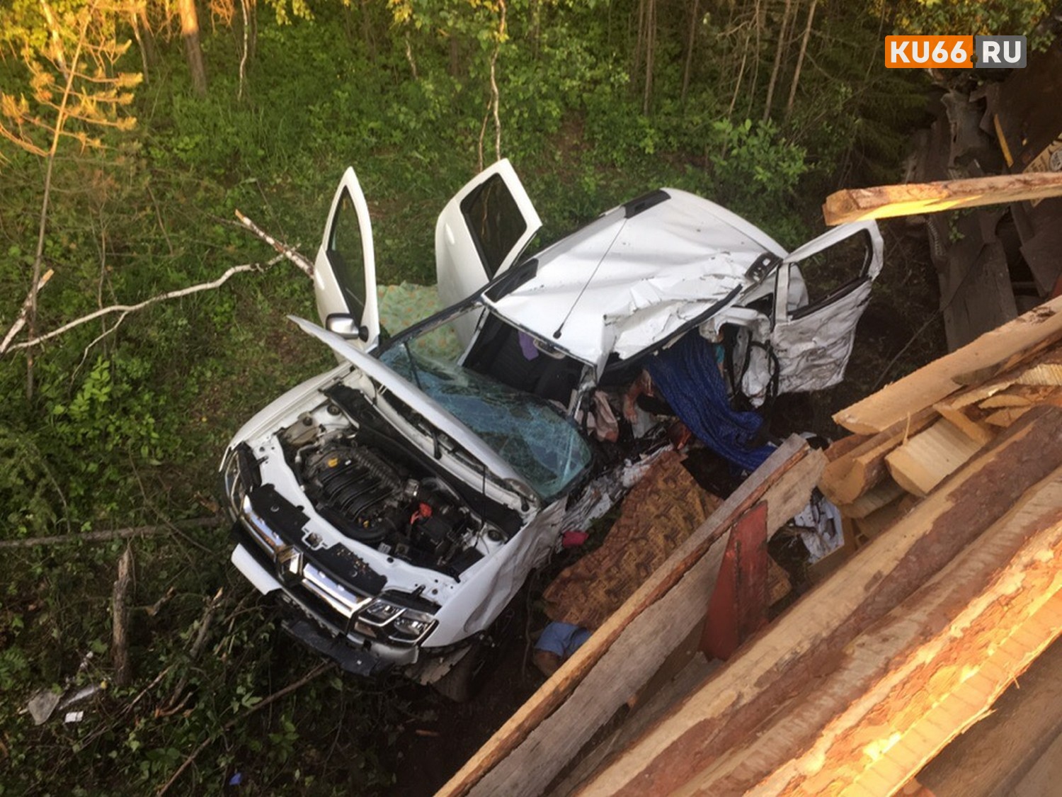 Семья из Каменска-Уральского погибла в жутком столкновении с лесовозом в Челябинской области. Обстоятельства случившегося выясняет ГИБДД