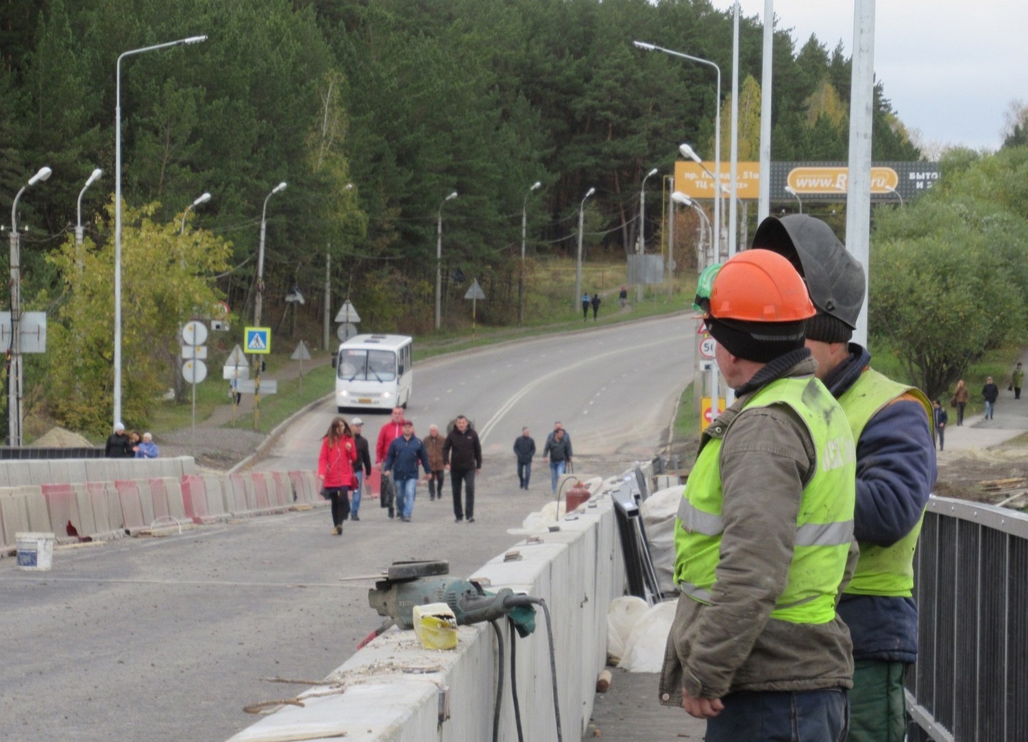 Жители Каменска-Уральского так устали от ремонта Байновского моста, что ходят по нему с риском для жизни, где хотят, а рабочим хамят
