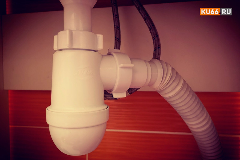 Жители дома по ул. Алюминиевой в Каменске-Уральском, узнав, что трубопровод забит, попросили УК заменить его, не дожидаясь капремонта