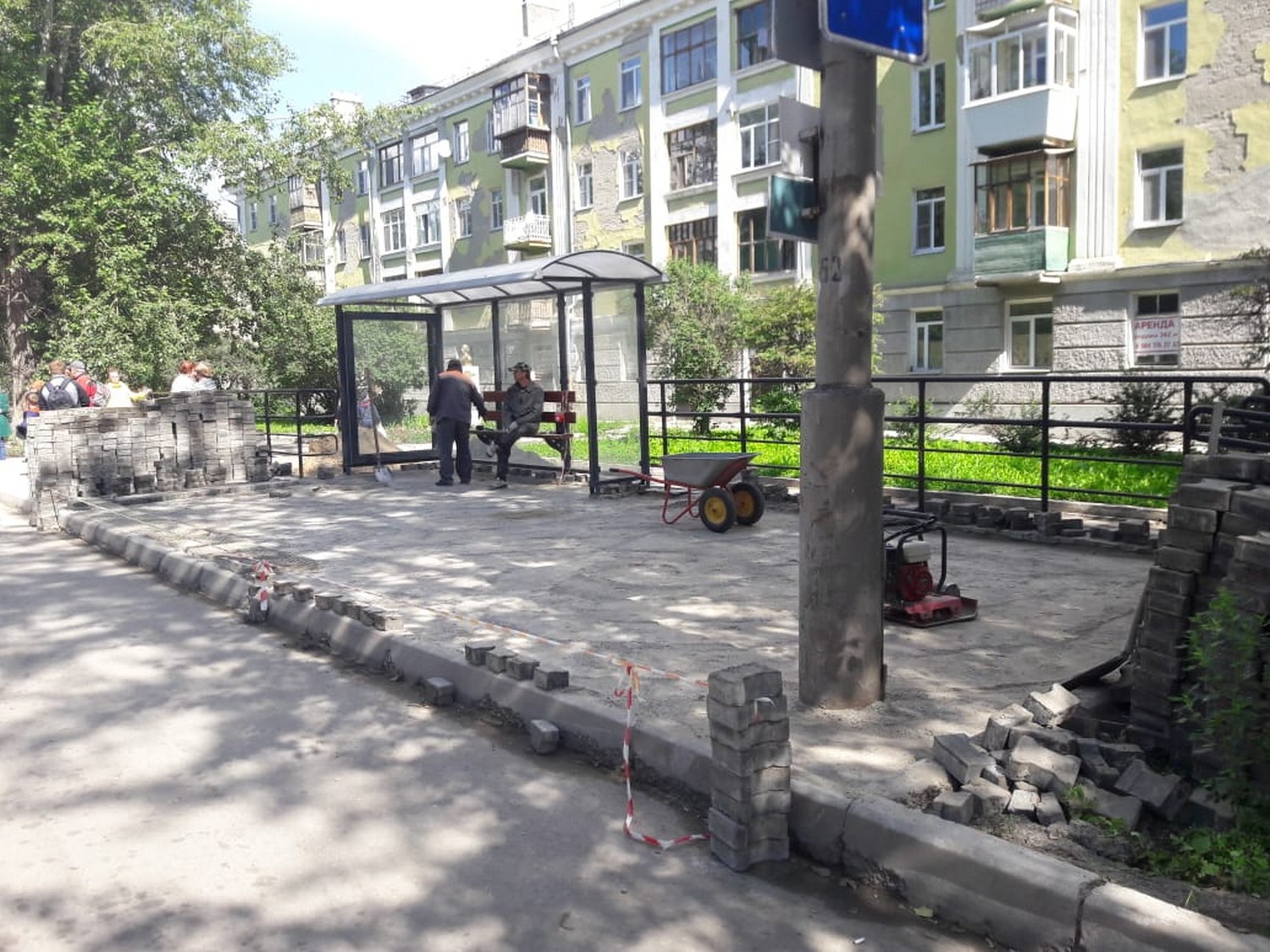 Таков закон: подрядчик из Уфы построил остановку на ул. Алюминиевой в Каменске-Уральском с недостатками. Пришло время устранять - исчез...