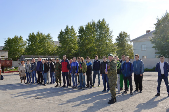 Студенты техникума Каменска-Уральского уехали в поля — учиться шагать, стрелять и выживать в условиях, приближенных к боевым Студенты техникума Каменска-Уральского уехали в поля — учиться шагать, стрелять и выживать в условиях, приближенных к боевым