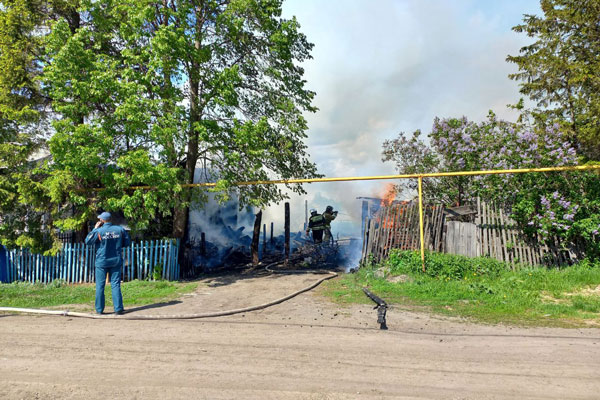 В селе под Каменском-Уральским сгорел частный жилой дом на две семьи В селе под Каменском-Уральским сгорел частный жилой дом на две семьи