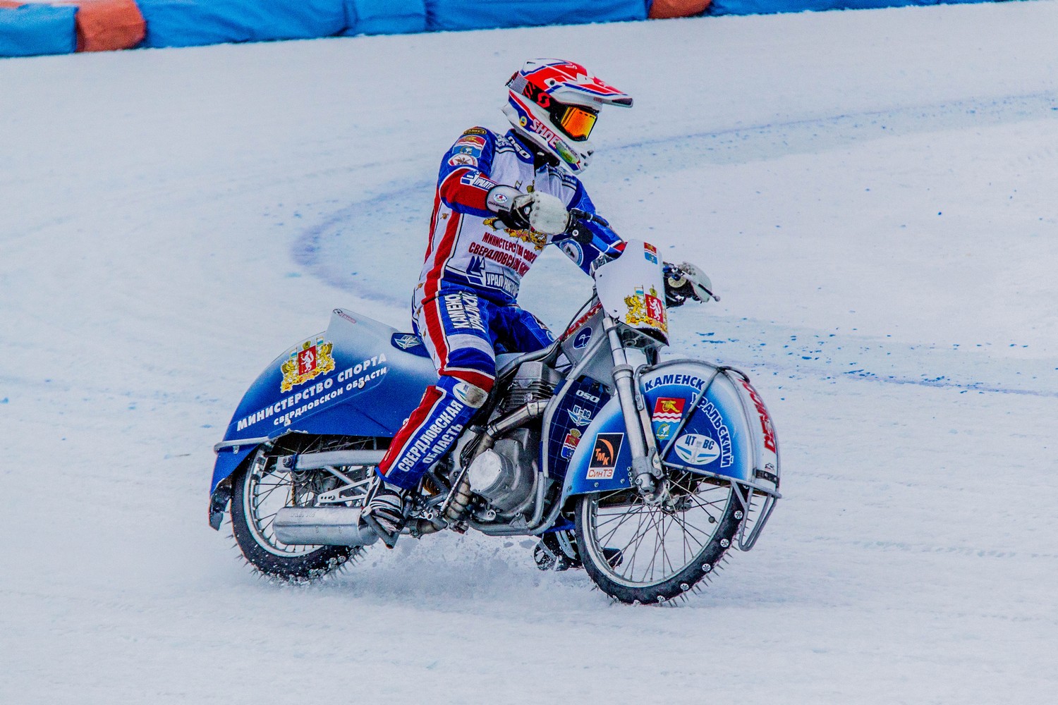 Ледовые мотогонщики со всей России собрались в Каменске-Уральском для участия в состязаниях Личного Чемпионата России. Старт — в пятницу!