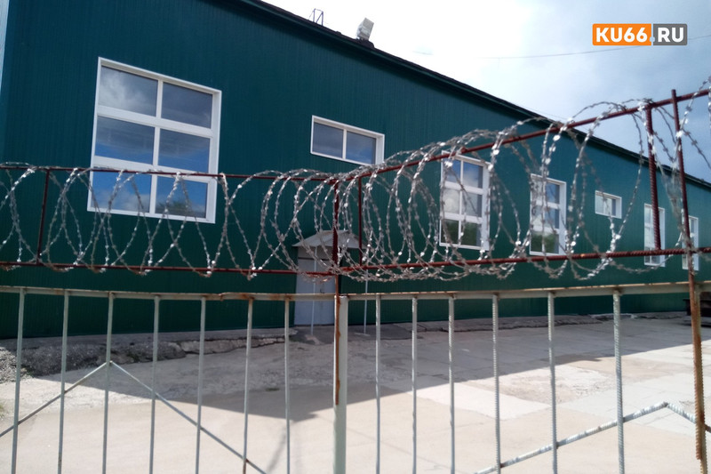 Россиянин ранил ножом троих приставов, пришедших выселять его