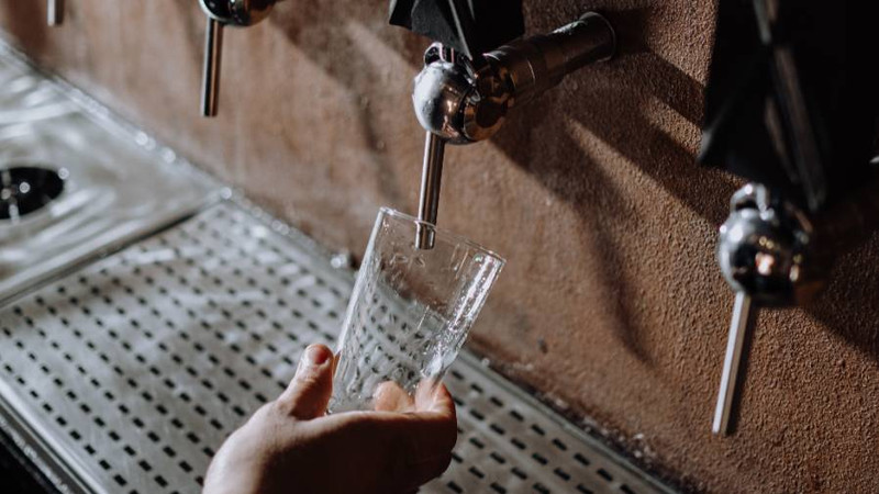 Учёные назвали вызывающий рак кишечника у мужчин напиток