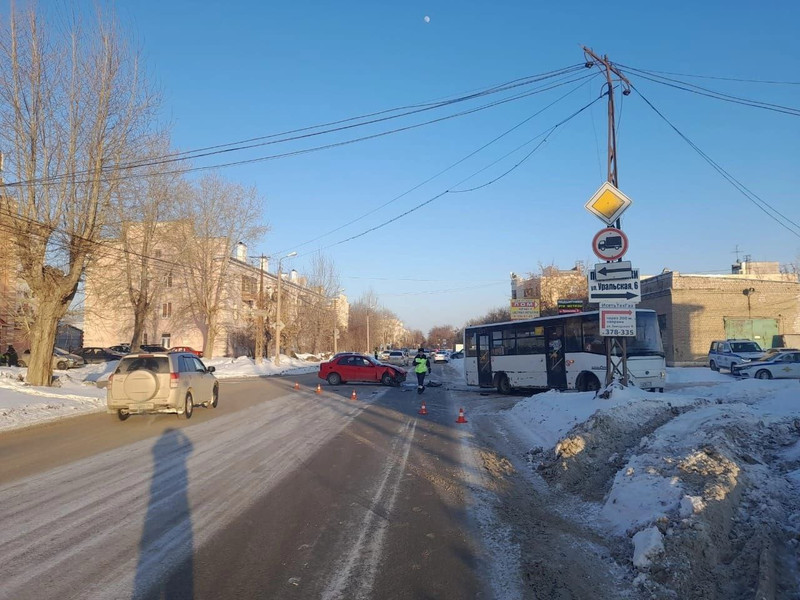 В Каменске-Уральском сотрудники ГИБДД выясняют обстоятельства ДТП, в котором пострадал 23-летний водитель "Шевроле" В Каменске-Уральском сотрудники ГИБДД выясняют обстоятельства ДТП, в котором пострадал 23-летний водитель "Шевроле"