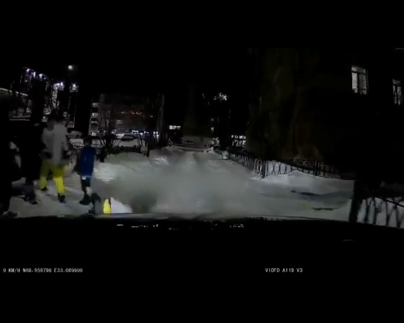 Жители Каменска-Уральского просят найти подростка, толкнувшего ребёнка под колёса